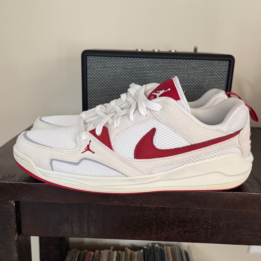 Nike Men's White and Red Sneakers
Nike Jordan CMFT ERA
New, Never worn, W/O Tags